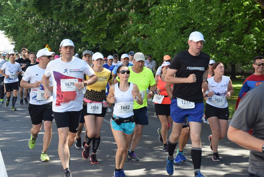 W obu biegach 6. PKO Białystok Półmaraton wystartowało około...