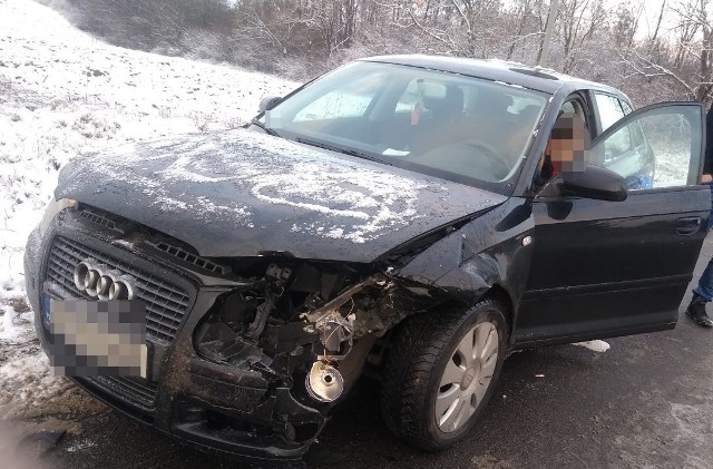 Do czołowego zderzenia w miejscowości Osiek doszło we wtorek, 21 grudnia, około godz. 8. W wyniku wypadku ranny został 22-letni kierowca opla.