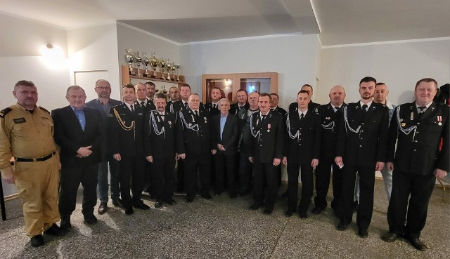 Druhowie z ochotniczej Straży Pożarnej w Łękawie i zaproszeni na zebranie goście