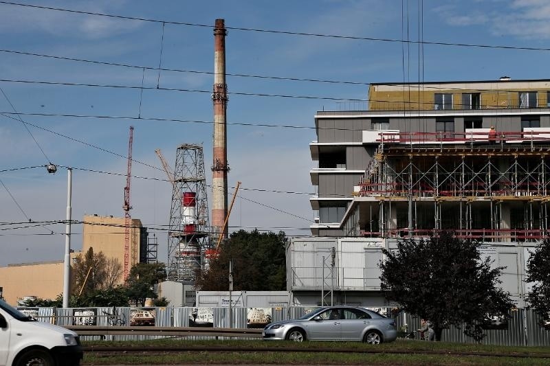 Wrocław: Nowy komin elektrociepłowni coraz większy (ZDJĘCIA)