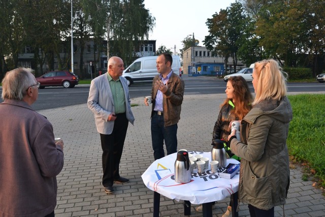 Stoliczek z kawą stanął na skrzyżowaniu ulic Ozimskiej i Piotrkowskiej.