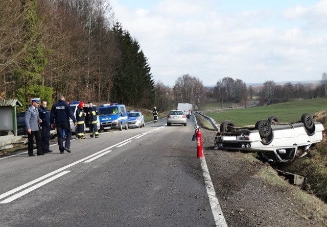 Kierowca volkswagena stracił panowanie nad pojazdem na łuku drogi, chcą uniknąć zderzenia ze zwierzyną leśną, która wbiegła na jezdnię.