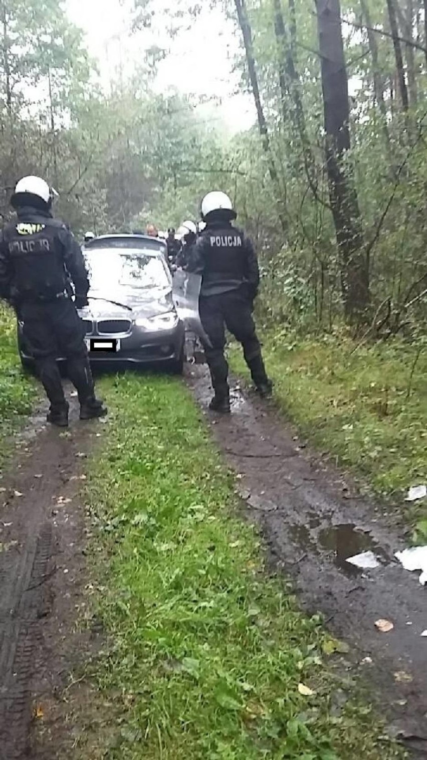 Pseudokibice napadli na policjantów w lesie koło Radomska. Zatrzymano 21 osób [ZDJĘCIA]