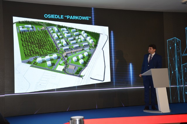 Prezydent Lucjusz Nadbereżny prezentuje wizualizację osiedla Parkowe, jakie powstanie na osiedlu Charzewice