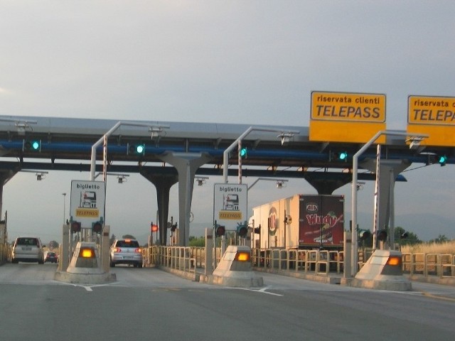 Elektroniczne systemy poboru opłat od lat funkcjonują w wielu krajach Unii Europejskiej. Nz. bramki na autostradzie we Włoszech.