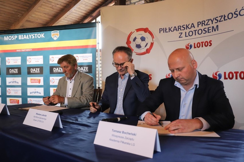 Podpisanie umowy między MOSP-u z programem Piłkarska...