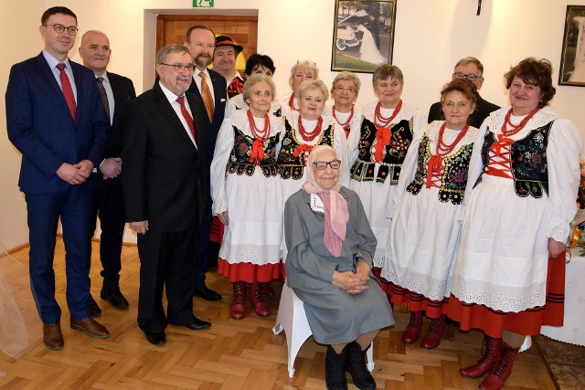 Ostatnia sobota upłynęła w Tarnowcu koło Jasła pod znakiem obchodów niecodziennych urodzin. "100-kę" Heleny Sanockiej świętowali z solenizantką bliscy, znajomi, władze i inni zaproszeni goście. Działo się!