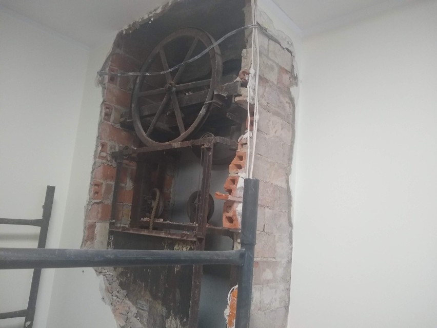 Podczas remontu biblioteki znaleziono szyb, a w nim windę sprzed 86 lat. Trafi ona do muzeum