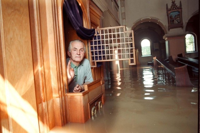 Wielka powódź na Śląsku w 1997 roku. Zobaczcie zalany Racibórz, zmagania mieszkańców z wodą, sprzątanie po zejściu wody