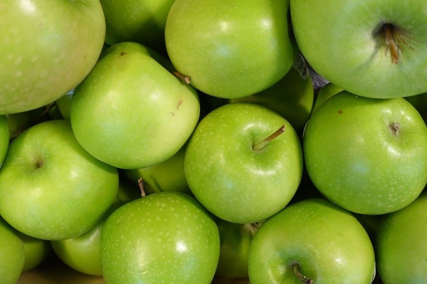 Jabłko wspomaga regulację poziomu cholesterolu oraz cukru we...