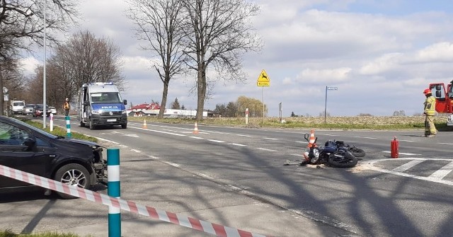 W Brzeszczach, na skrzyżowaniu ulic Ofiar Oświęcimia z Kościelną, samochód osobowy wjechał w motocykl
