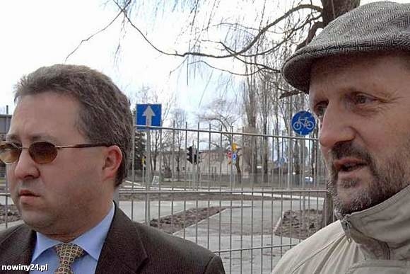 Jan Jędrzejko (z prawej), projektant koncepcji miasteczka i Piotr Wójcikiewicz, nadzorujący powstanie obiektu z ramienia WORD, mówią, że taka inicjatywa była miastu bardzo potrzebna. (Fot. Krystyna Baranowska)