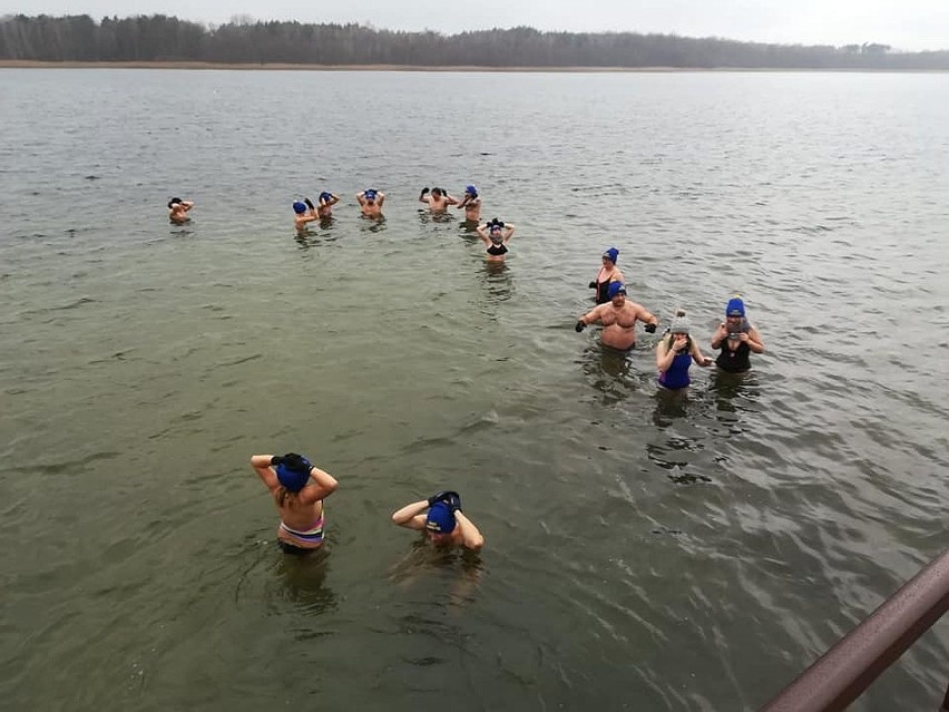 Miłośnicy kąpieli w zimniej wodzie z powiatu międzyrzeckiego...