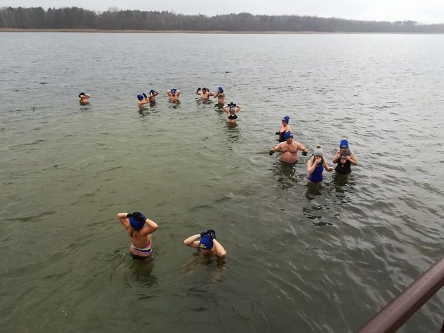 Miłośnicy kąpieli w zimniej wodzie z powiatu międzyrzeckiego spotkają się w niedzielę, 30 grudnia, o godz. 11.30 na plaży nad jeziorem Głębokie. Po rozgrzewce około godz. 12.00 pożegnają rok wspólną kąpielą. Zapraszają wszystkich śmiałków do wspólnego morsowania. Także w przyszłym roku. Jak wyglądało ich ostatnie morsowanie? Możemy to zobaczyć na zdjęciach, zrobionych przez Izabelę Sylwestrzuk, Arkadiusza Pleszko i Małgorzatę Bogusz. Zobacz wideo z pierwszej w tym sezonie kąpieli morsów ze Skwierzyny