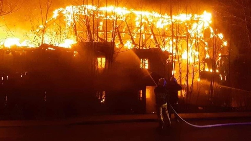 Ogromny pożar w Świeradowie - Zdroju. Wiatr utrudniał akcję straży