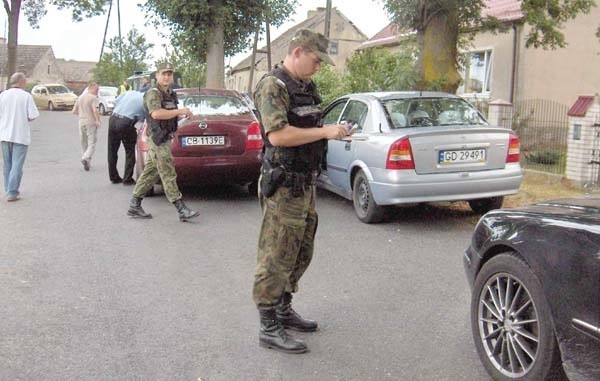 Policjanci wspólnie z funkcjonariuszami straży granicznej z Ustki i Urzędu Celnego z Chojnic kontrolują jadących nad morze kierowców.
