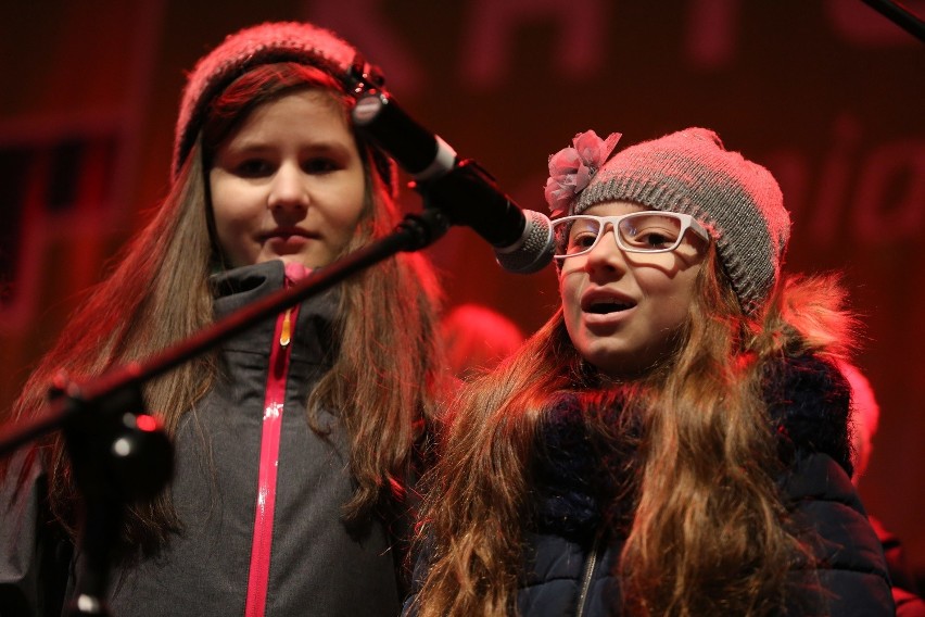 DZieci śpiewają kolędy 2015: koncert na Rynku w Katowicach