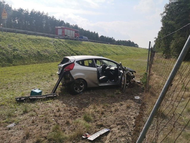 Dwie osoby zostały ranne w wypadku, do którego doszło w sobotę, 4 września na północnej nitce autostrady A2 w kierunku Świecka, dokładnie na 113. kilometrze trasy, kilkaset metrów za Miejscem Obsługi Podróżnych w Kozich Laskach