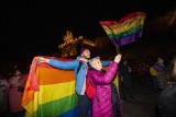 Kraków. Tęczowe flagi pod Ratuszem. Protest przeciwko ustawie "Stop LGBT" Kai Godek