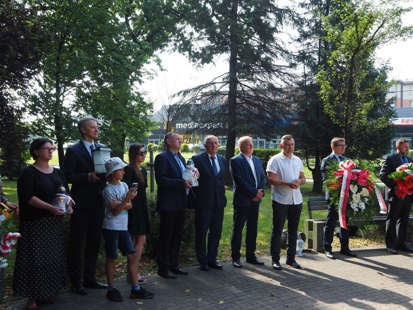 Przed pomnikiem w Brzeszczach uczczono pamięć ofiar podobozu...