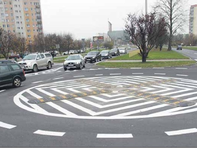 W piątek ma się zmienić oznakowanie ronda, które powstało na skrzyżowaniu ul. Jana Pawła II i Śniadeckich. Po naszych interwencjach ma być bardziej widoczne.