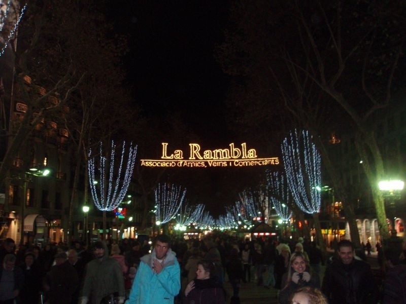 Główny deptak Barcelony, La Ramble, w grudniu jest pełen...
