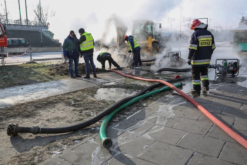 W usuwaniu awarii pomagała pracownikom MPEC straż pożarna