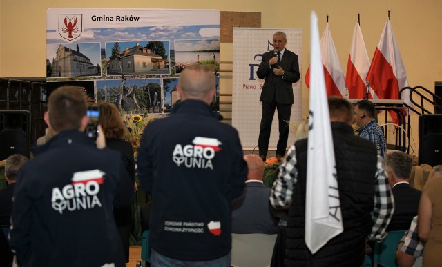 Henryk Kowalczyk, wiceprezes Rady Ministrów, Minister Rolnictwa i Rozwoju Wsi na spotkaniu w Rakowie. Pojawili się też przedstawiciele ruchu AgroUnia. 