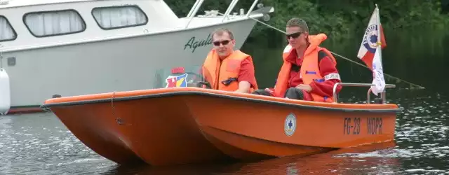 Łukasz Kołodziejski i Michał Marszałek wypływają właśnie na patrol z przystani żeglarskiej "Delfin&#8221;