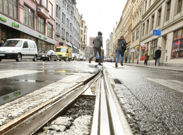 We Wrocławiu jest tyle dziur w drogach po zimie, że Zarząd Dróg i Utrzymania Miasta nie nadąża z ich naprawami