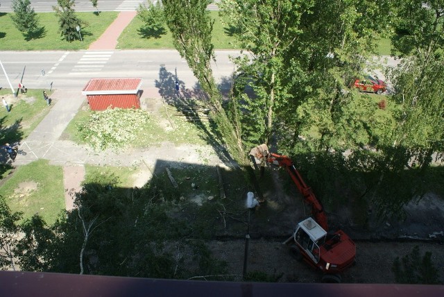 Budowa nowego parkingu na osiedlu Mydlice rozpoczęła się od wycinki drzew i zerwania starego asfaltu