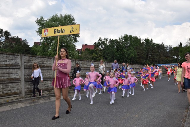 Siedem orkiestr w tym dwie z Czech (z Jesenika i Krnova) , cztery zespoły mażoretek, w sumie ok. 600 artystów występuje dzisiaj na boisku sportowym w Białej. Występy i festyn na zielonej trawie potrwają do późnego wieczora. Zakończy go recital Teresy Werner. Na zdjęciu gospodynie - mażoretki z Białej