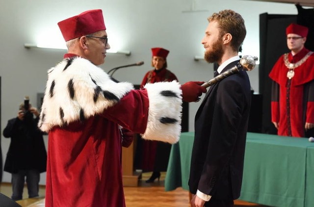 Uniwersytet Zielonogórski jest uczelnią, która dynamicznie się rozwija.  Jest największą państwową uczelnią w województwie lubuskim. W przyszłym roku obchodzić będzie jubileusz 20-lecia istnienia. Obecnie rektorem jest prof. dr hab. Wojciech Strzyżewski