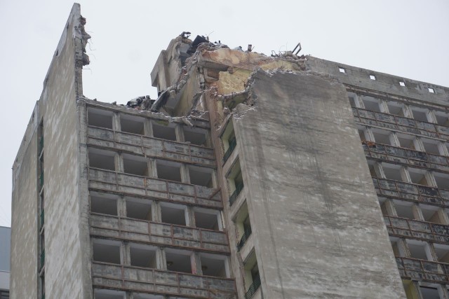 Rozpoczęła się rozbiórka Światowita, hotelu, który stoi u zbiegu alei Kościuszki i ulicy Zamenhoffa od blisko 50 lat. Właściciel budynku póki co nie zdradza jakie ma plany co do terenu, który zostanie po wyburzonym budynku.
