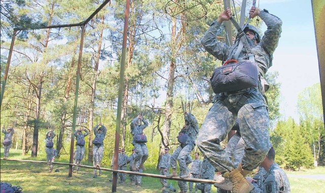 Do tej pory Amerykanie i nasi skoczkowie ćwiczyli na poligonie typowe dla jednostek powietrznodesantowych elementy: załadunek, desantowanie (zrzut skoczków, sprzętu i zaopatrzenia), wykonywanie zadań na tyłach wroga. Teraz wykonywać będą "twarde&#8221; zadania, z użyciem ciężkiego sprzętu. To niezbędne na wypadek ataku.