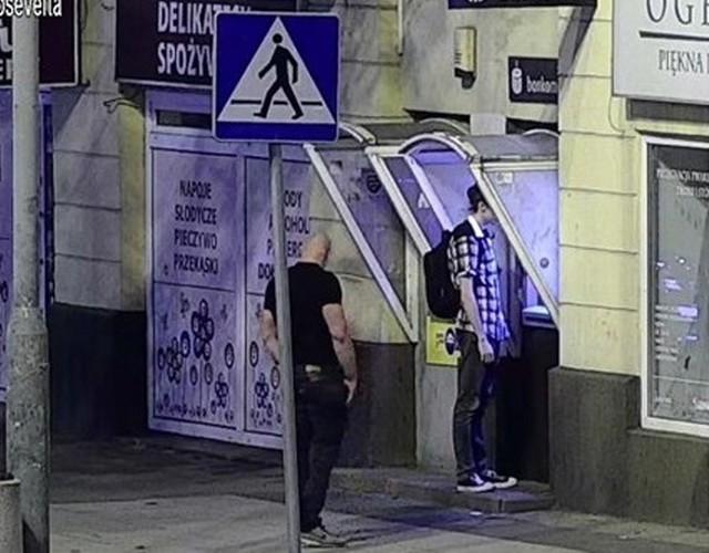 W piątek nad ranem trzech mężczyzn skrępowało osobę oczekującą na tramwaj, a następnie zmusiło do wypłaty pieniędzy z bankomatu.
