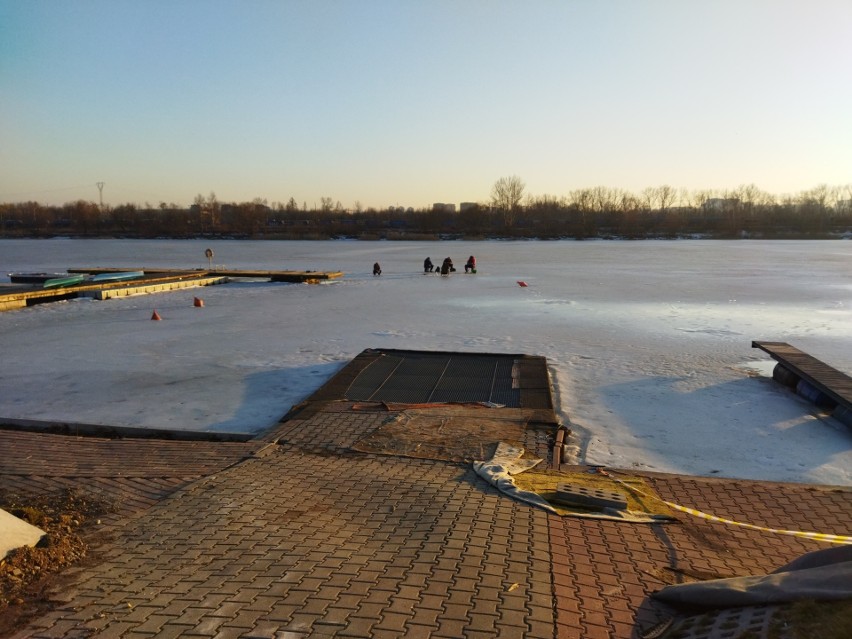 Kraków. Lód na Bagrach jest coraz cieńszy