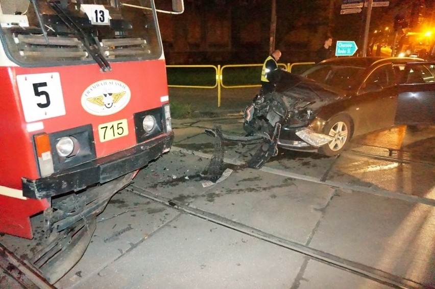 Samochód zderzył się z tramwajem w Zabrzu na ul. Stalmacha [ZDJĘCIA]