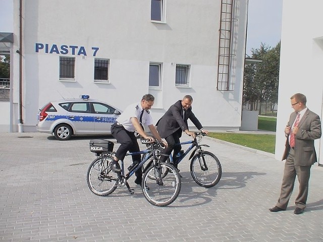Rowery przetestowali burmistrz Gniewkowa Adam Roszak i komendant powiatowej policji Wiesław Dzierbicki
