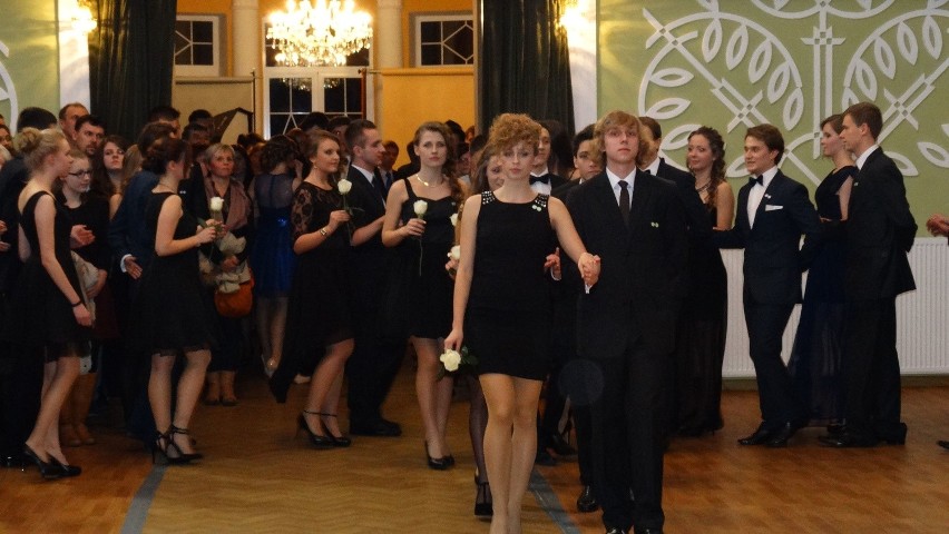Licealiści z Pionek zatańczyli poloneza w wytwornej sali...
