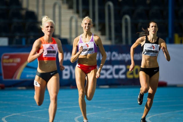 Iga Baumgart (druga z lewej), zawodniczka BKS Bydgoszcz, pobiegła w sztafecie 4x400 na trzeciej zmianie. Fot. Tomasz Czachorowski