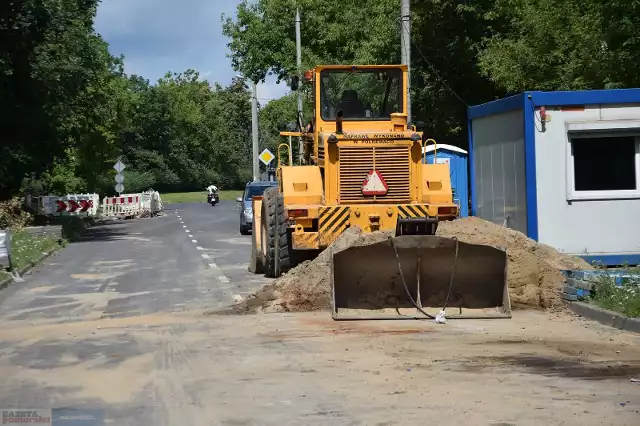 Ul. Wysoka we Włocławku została zniszczona na skutek awarii sieci wodociągowej. Tak wyglądają prace na ulicy w lipcu 2022 roku.