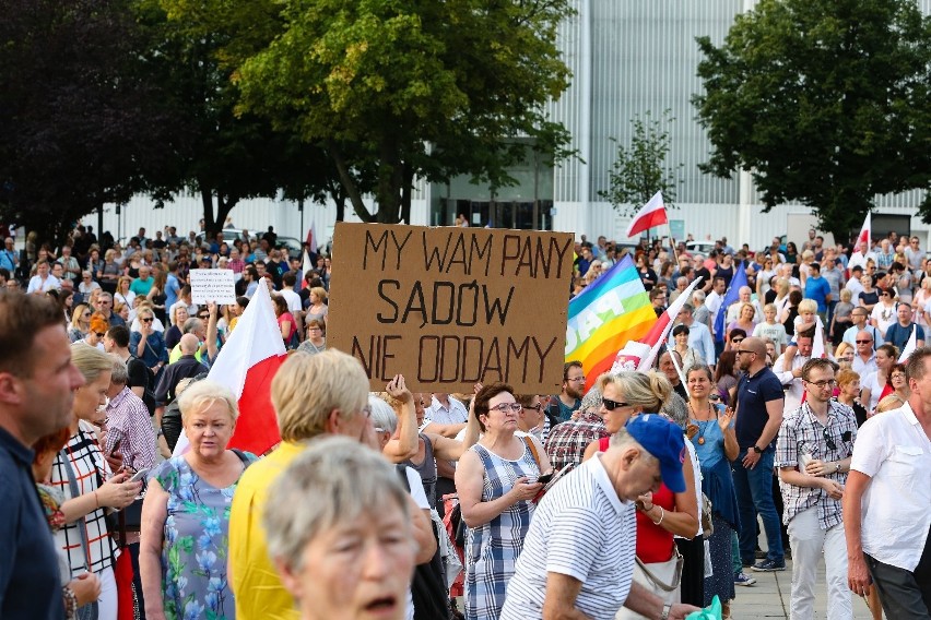 Protest na Placu Solidarności przeciwko reformie sądów. Przyszedł tłum [zdjęcia, wideo] 