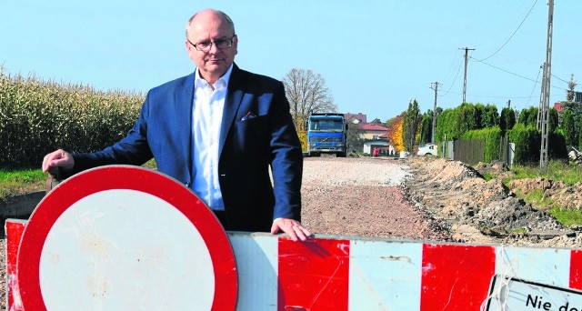 W tym roku, niemal w każdej części gminy, remontowano drogi. Na zdjęciu szef miasta i gminy przy trakcie z Końskich w kierunku Sierosławic