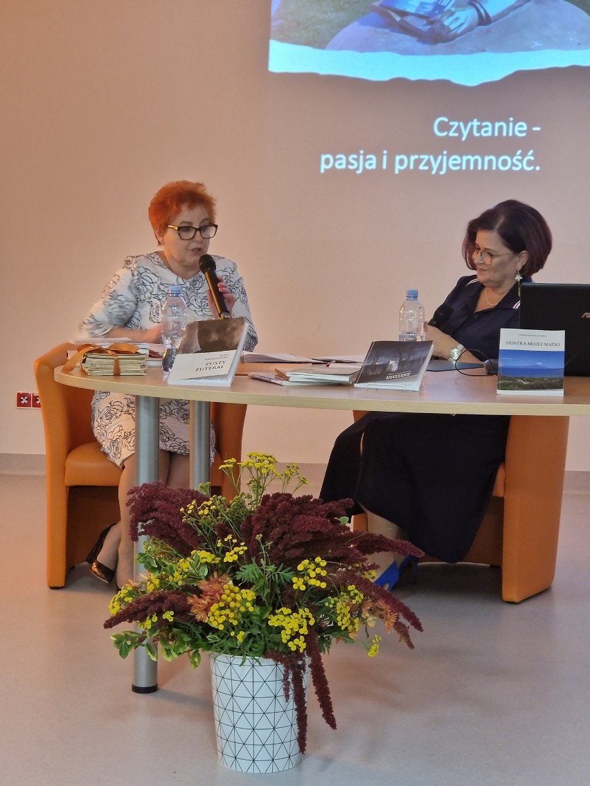 Spotkanie autorskie z Zofią Kryszczyńską w Miejskiej Bibliotece Publicznej w Sandomierzu. Długa lista chętnych po autograf