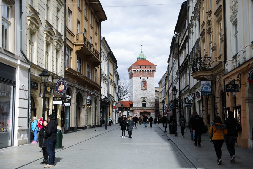 Koronawirus w Krakowie. Opustoszałe ulice, ludzie w maseczkach i szturm na sklepy. Kraków w wielu miejscach jak miasto widmo [ZDJĘCIA]