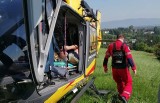 Ciężki wypadek paralotniarza w Beskidach. GOPR: Doznał licznych złamań, w tym podejrzenia urazu kręgosłupa