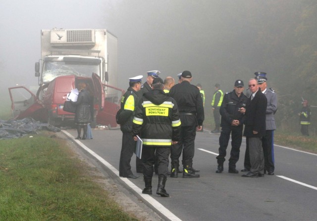 Busem podróżowało 18 osób, wszyscy zginęli po zderzeniu z ciężarówką. 