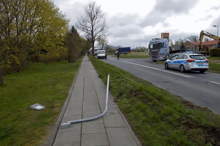 Ściął dwie lampy, znaki drogowe i uderzył w drzewo. Kierowca scanii z mandatem [ZDJĘCIA]