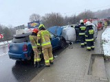 Wypadek w Słomnikach na drodze krajowej nr 7. Zderzenie dwóch pojazdów, jedna osoba ranna